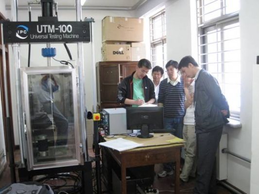 大連理工大學UTM-100安裝調(diào)試成功
